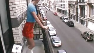 خاتون ساحل پر لیٹی م ...